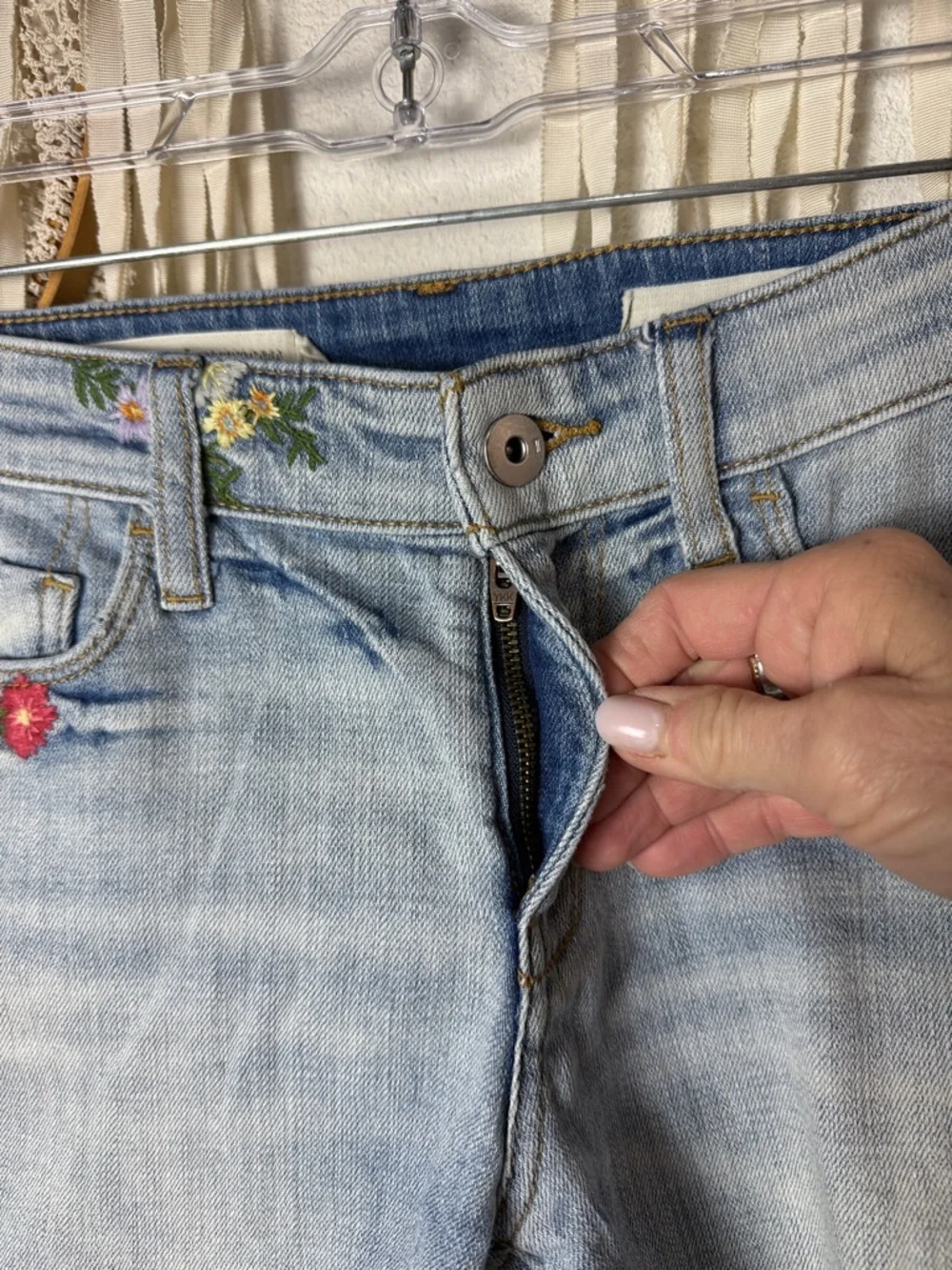 Anthropologie | Pilcro Slim Boyfriend Floral Embroidered Denim Shorts Size 25 - Picture 7 of 16